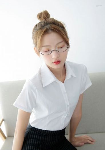 穿条纹睡衣的男孩