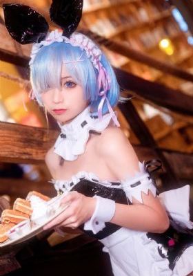 秘书伺候老板玩3p